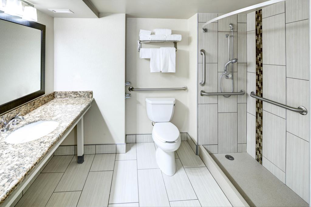 Отель Doubletree By Hilton Madison Downtown Экстерьер фото