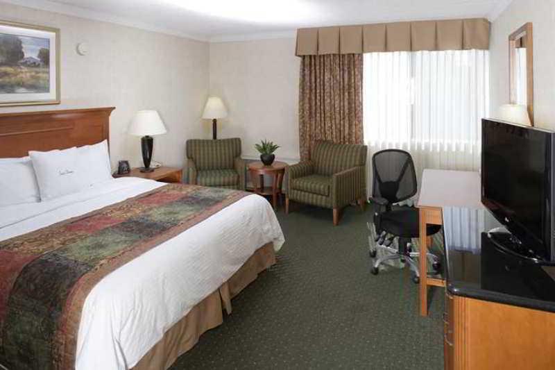 Отель Doubletree By Hilton Madison Downtown Экстерьер фото