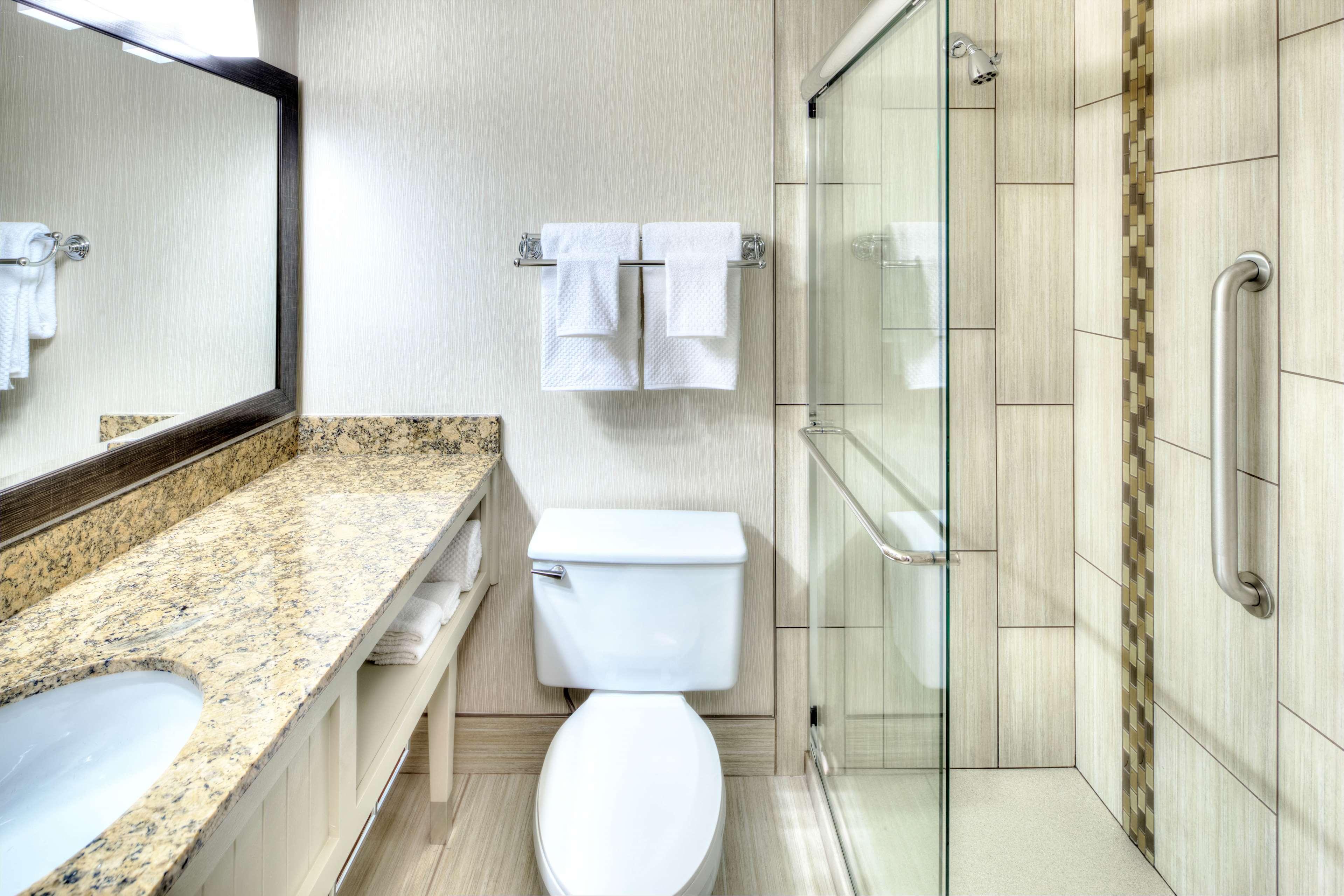 Отель Doubletree By Hilton Madison Downtown Экстерьер фото