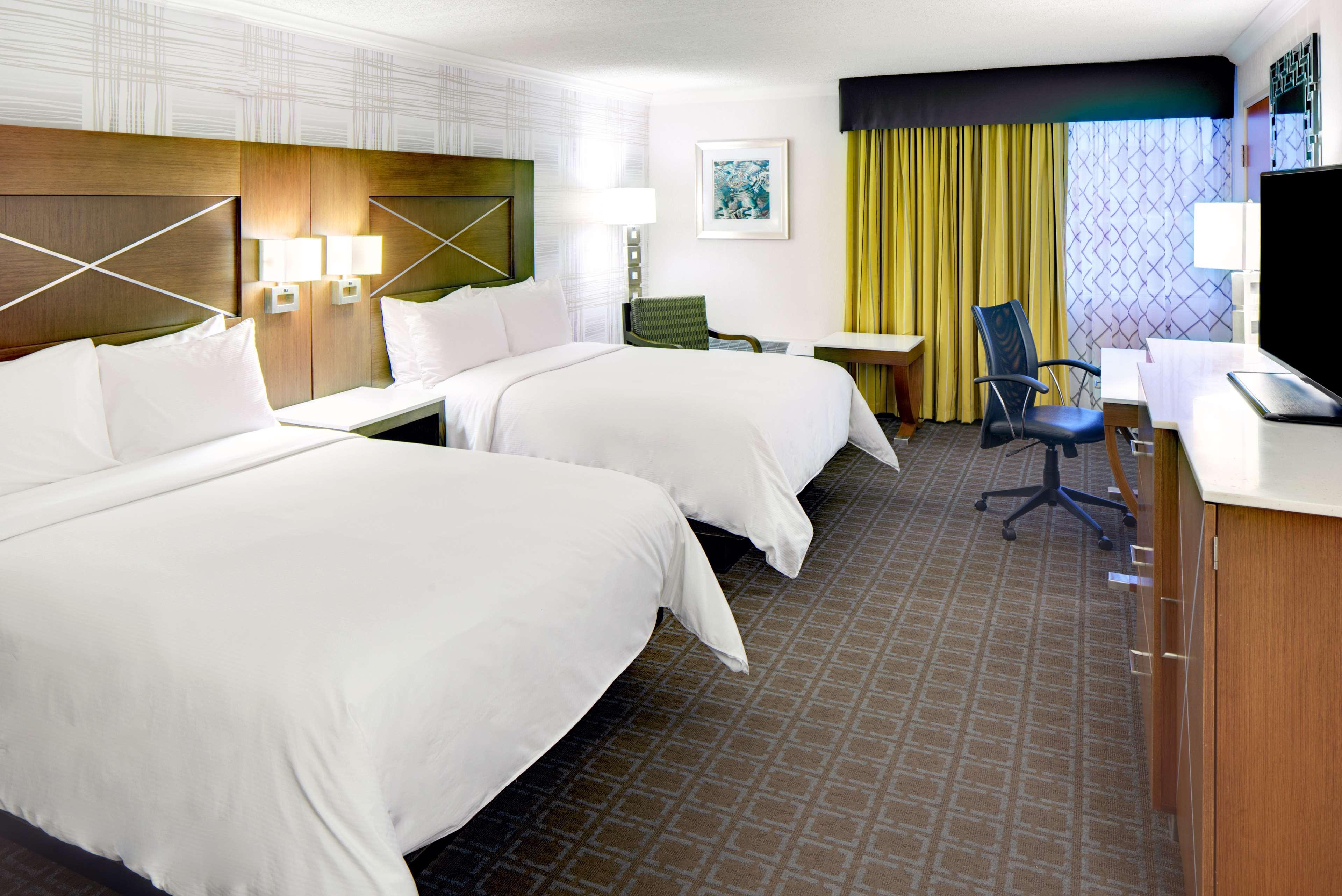 Отель Doubletree By Hilton Madison Downtown Экстерьер фото
