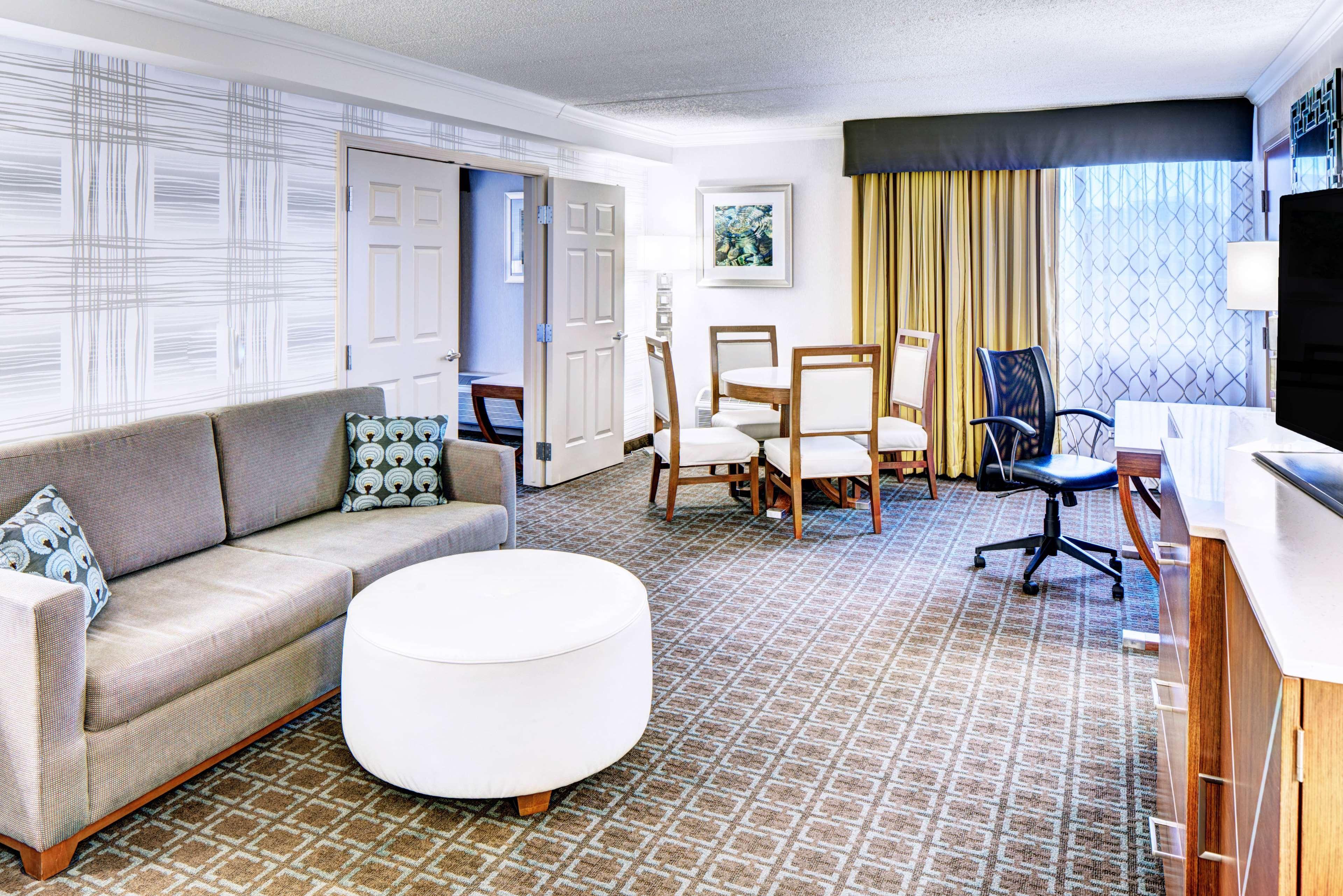 Отель Doubletree By Hilton Madison Downtown Экстерьер фото