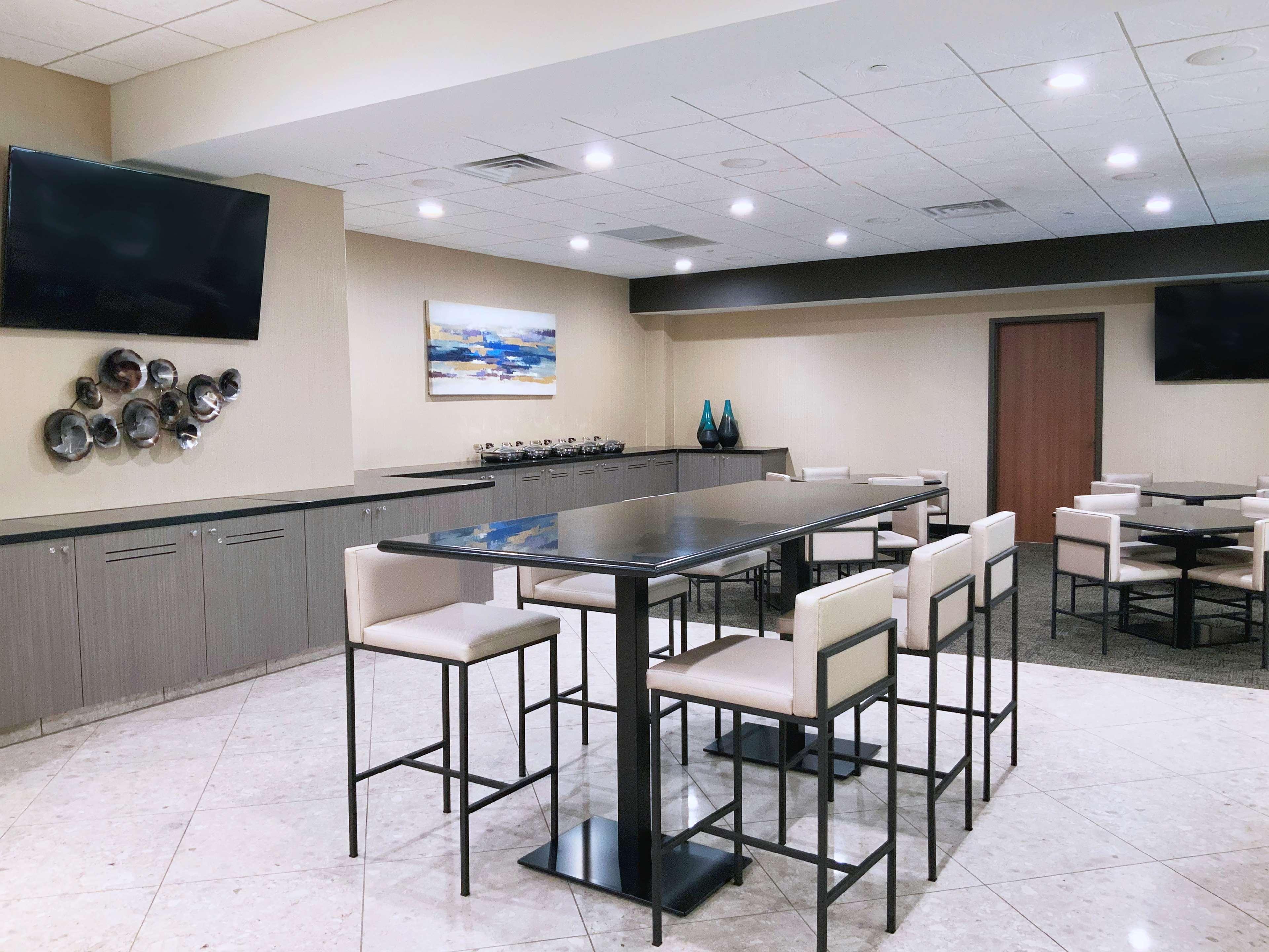 Отель Doubletree By Hilton Madison Downtown Экстерьер фото