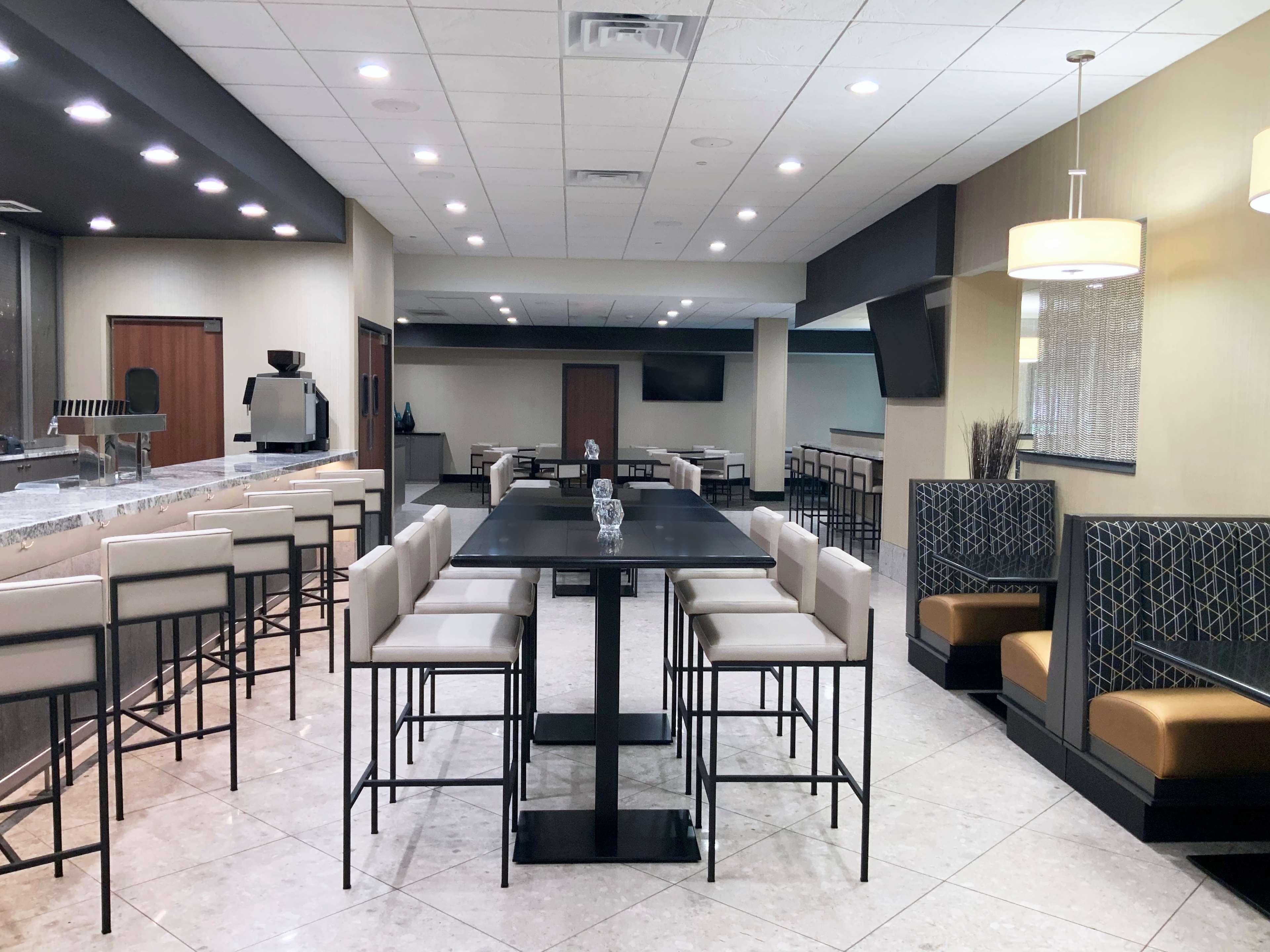 Отель Doubletree By Hilton Madison Downtown Экстерьер фото