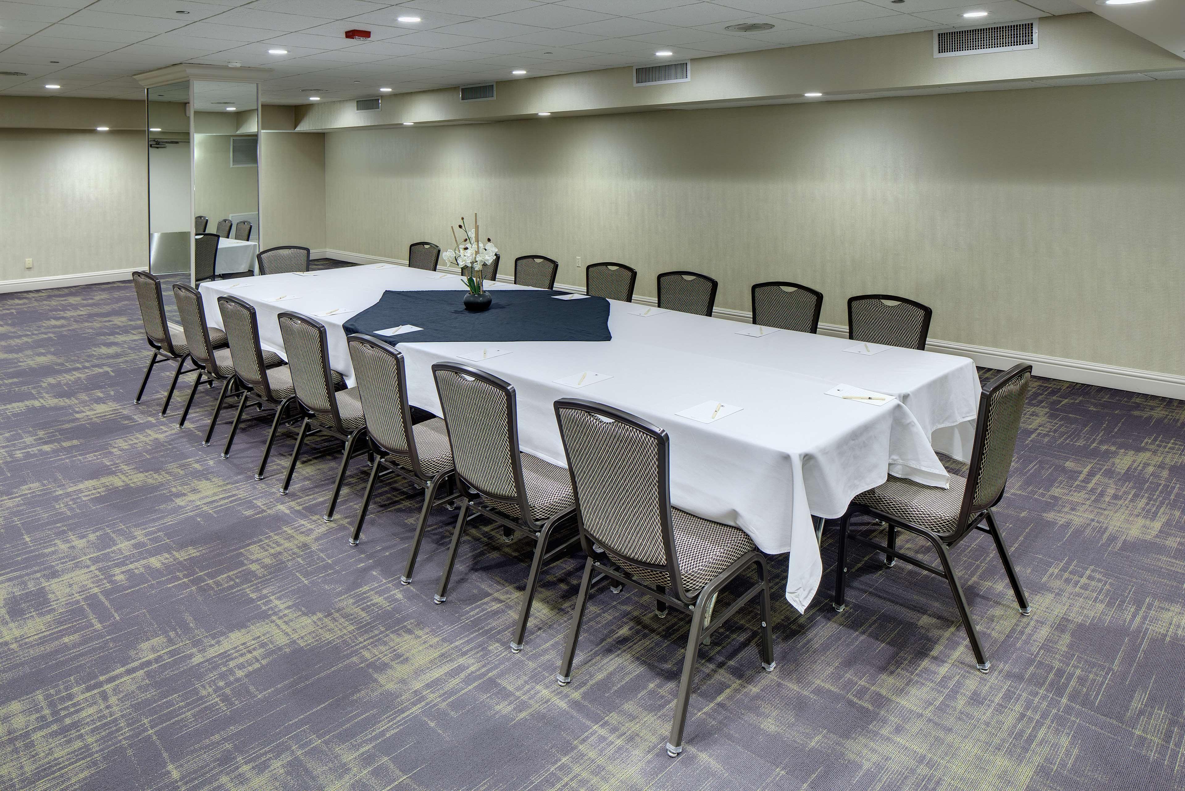 Отель Doubletree By Hilton Madison Downtown Экстерьер фото