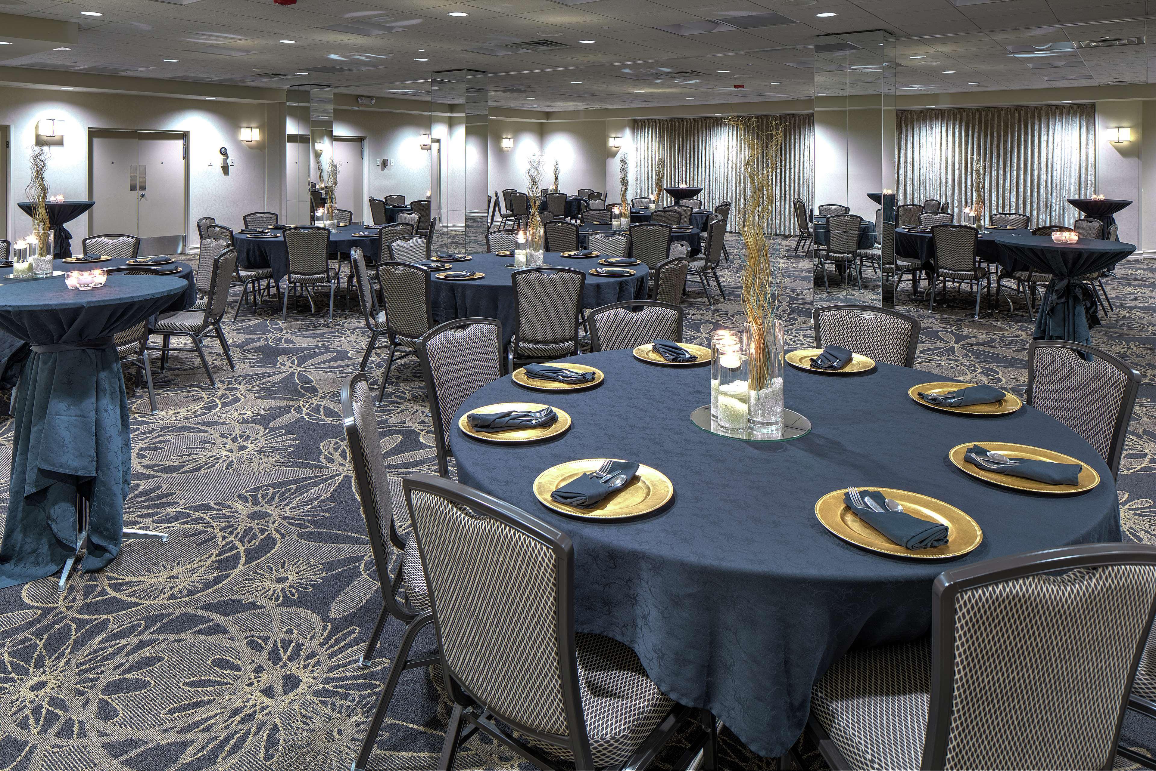 Отель Doubletree By Hilton Madison Downtown Экстерьер фото