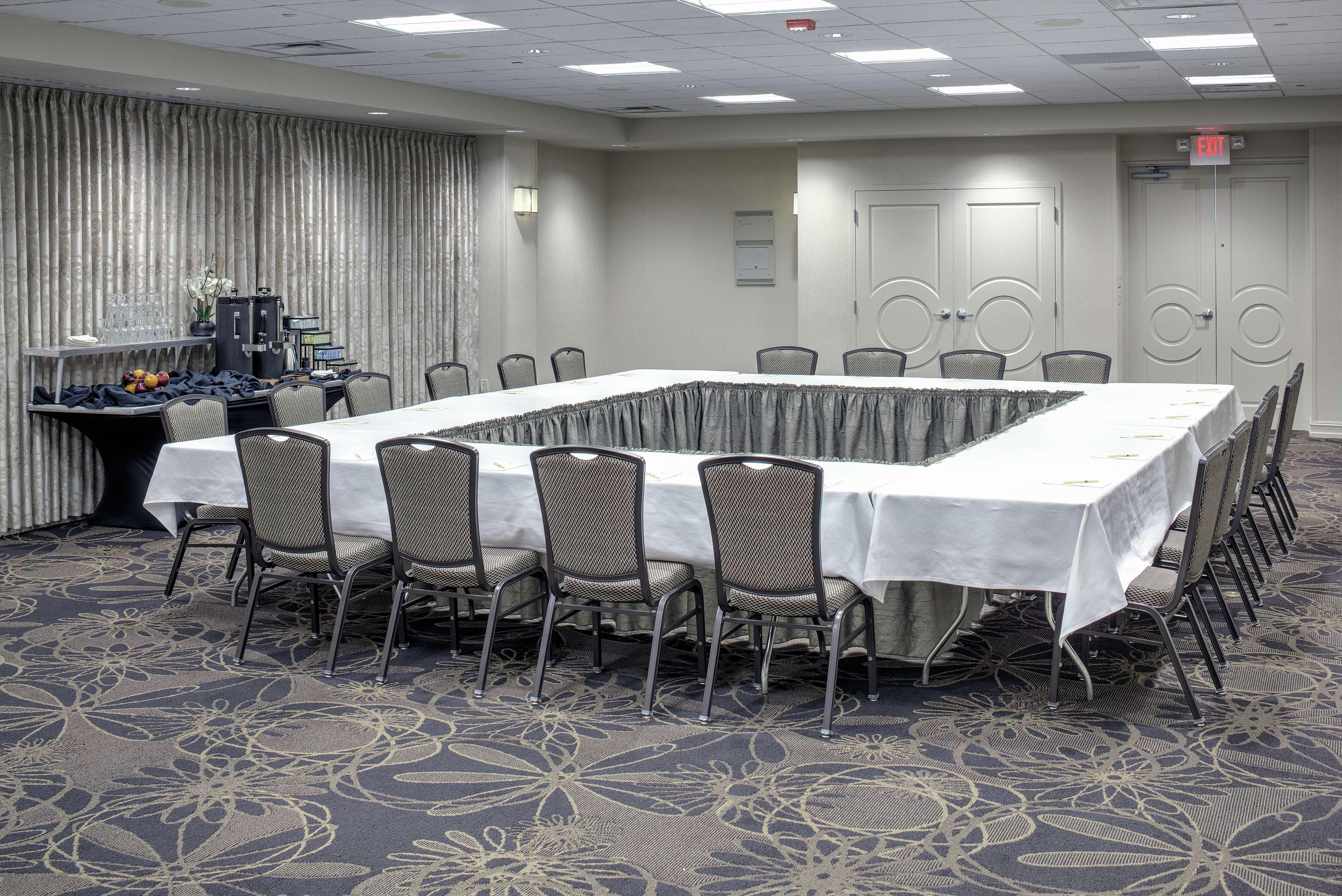 Отель Doubletree By Hilton Madison Downtown Экстерьер фото