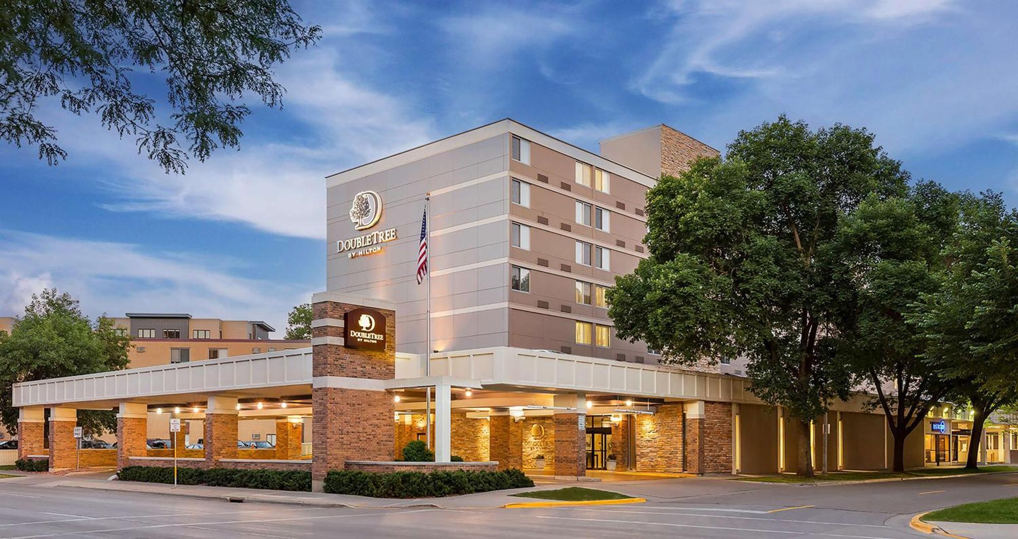 Отель Doubletree By Hilton Madison Downtown Экстерьер фото