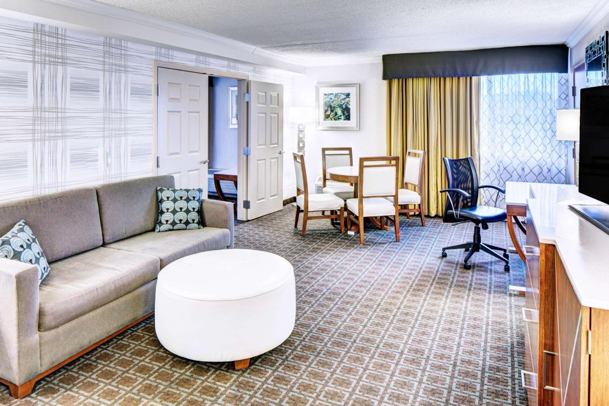 Отель Doubletree By Hilton Madison Downtown Экстерьер фото